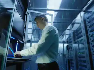 Datacentermanistock 1060784838 Esm H240