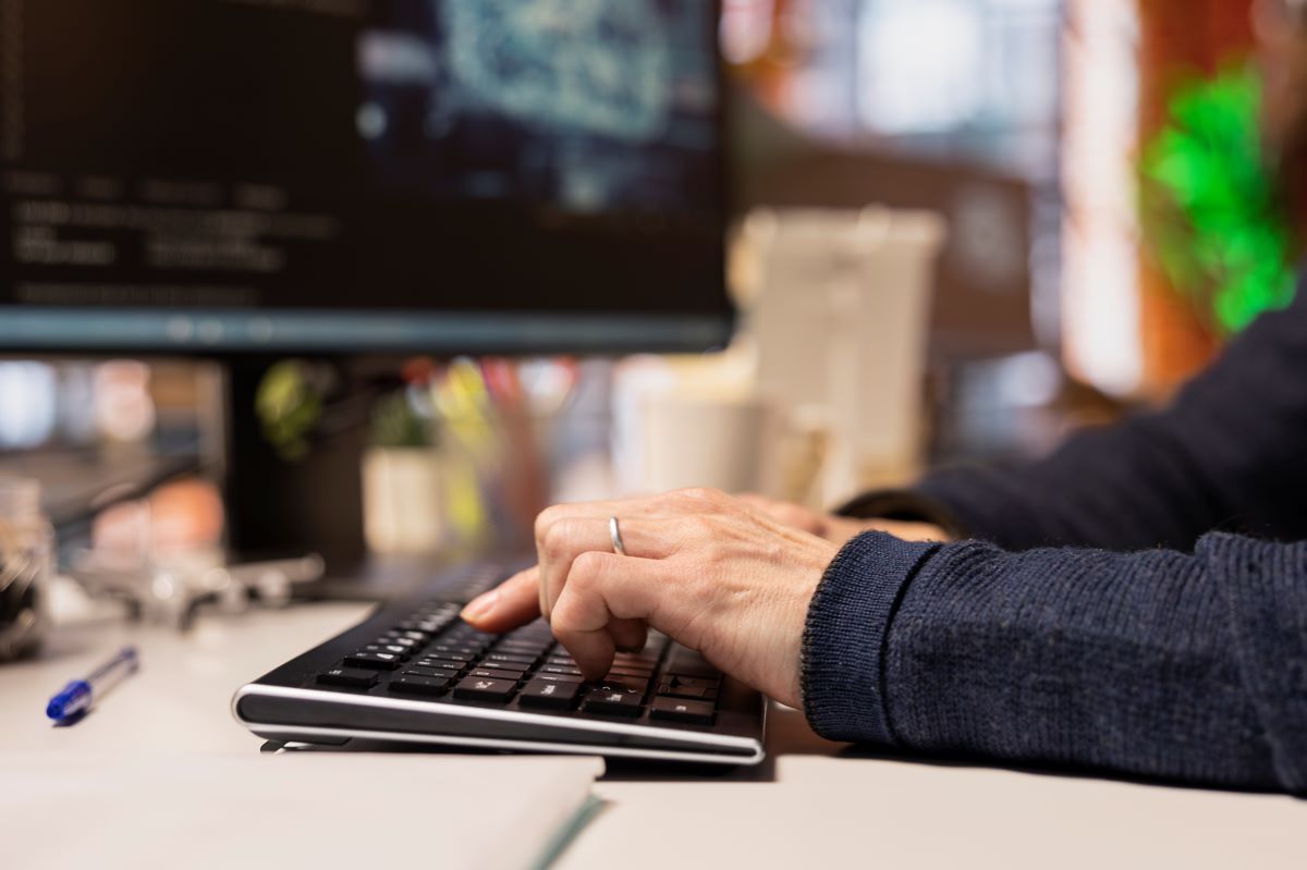 Soc Analyst Workstation Hands Keyboard